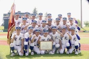 仙台育英大対聖光学院　優勝し記念写真に納まる聖光学院ナイン(撮影･高橋香奈)