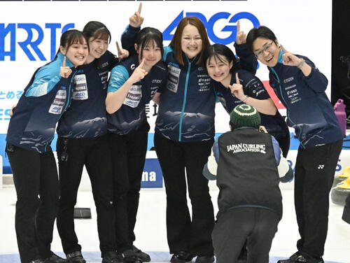 日本カーリング選手権大会横浜大会2026　優勝を決め、笑顔で写真に納まるSC軽井沢クラブの、左から上野美優、金井亜翠香、川田亜依、小栁麻葉、上野結生、西室雄二コーチ(撮影･千葉一成)