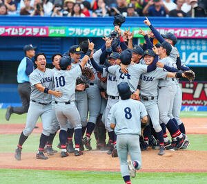 全日本大学野球選手権　決勝　関大対慶大　優勝し喜ぶ関大の選手たち(撮影･野上伸悟)