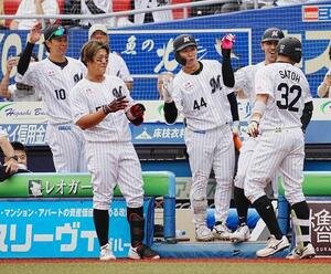 ロッテ対DeNA 7回裏ロッテ無死、佐藤都志也(右)は左越えにソロ本塁打を放ちベンチのナインの祝福を受ける(撮影･小沢裕)　＝2026年6月14日