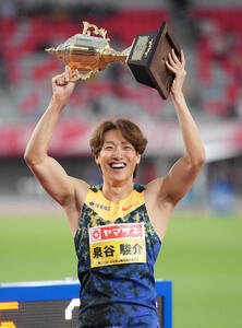 第110回日本陸上競技選手権大会　男子110メートル障害決勝、優勝しトロフィーを掲げる泉谷駿介(撮影･森本幸一)