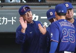 日本ハム対中日　試合後、選手を出迎える井上一樹監督(撮影･黒川智章)