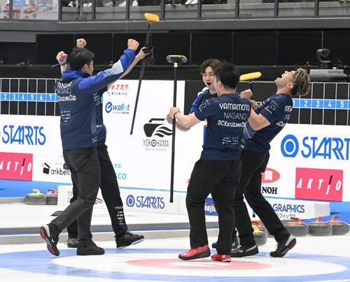 男子決勝　ロコ･ソラーレを破り大会2連覇を果たし、喜ぶSC軽井沢クラブの山口剛史(右端)ら(撮影･千葉一成)