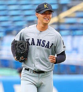 全日本大学野球選手権　決勝　関大対慶大　1回裏を終え笑顔をみせる関大先発の米沢友翔(撮影･野上伸悟)