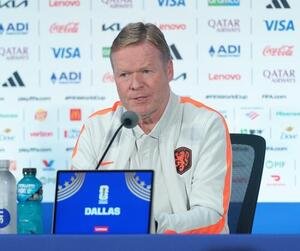 サッカー日本代表W杯北中米大会関連　　公式会見に臨むオランダのクーマン監督(撮影･足立雅史)