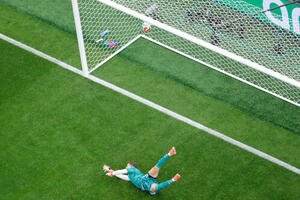 ドイツ対キュラソー　前半、ゴールを奪われるドイツGKノイアー(AP)