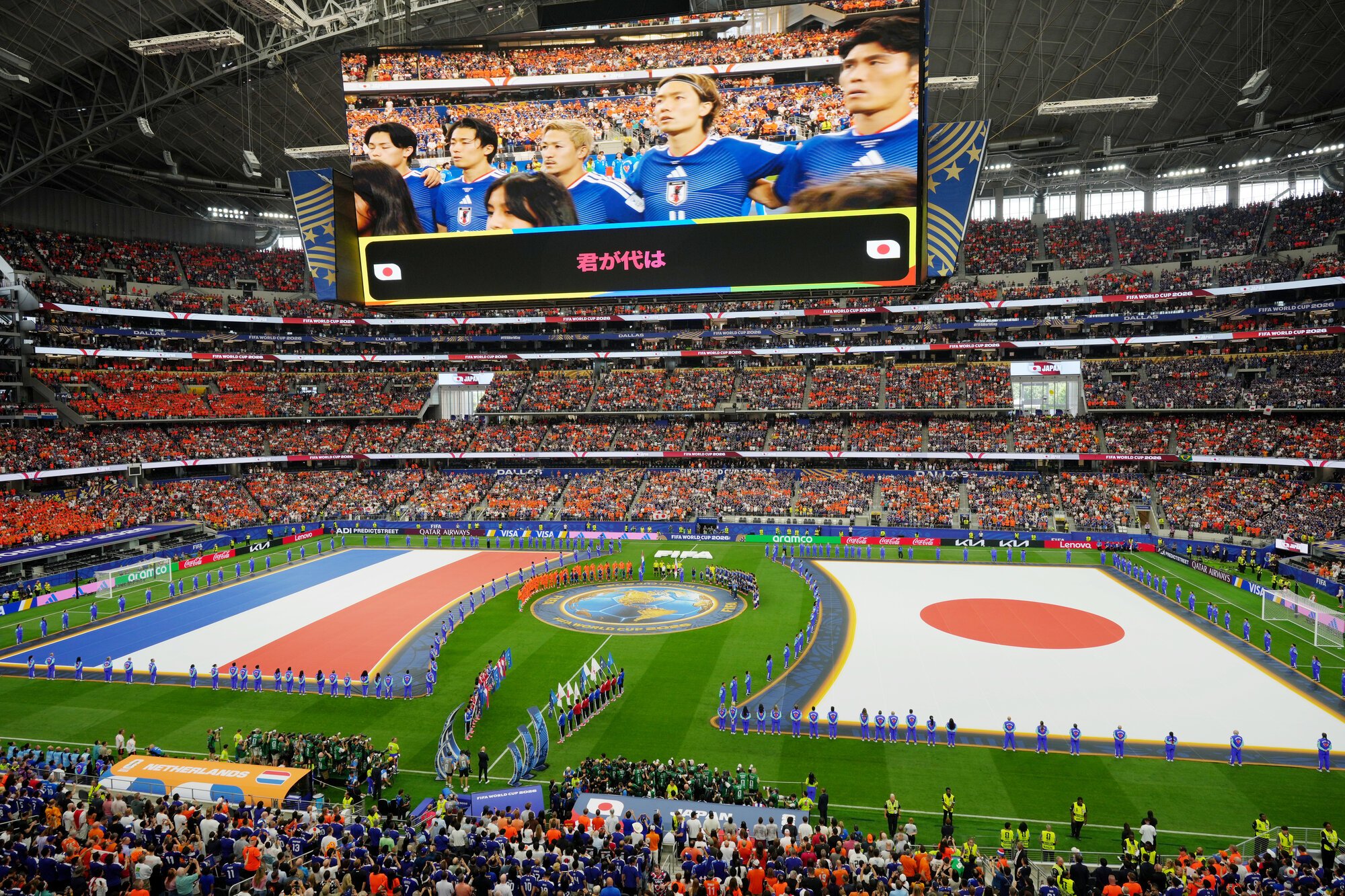 サッカーワールドカップ北中米大会　グループF　オランダ―日本　試合前、国歌斉唱でセンターサークル上に整列する両チームの選手たち=西岡臣撮影