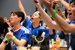 サッカー･ワールドカップ(W杯)北中米大会の日本代表初戦となるオランダとの対戦が始まり、声援を送るサポーター=2026年6月15日午前5時6分、東京都文京区、原晟也撮影