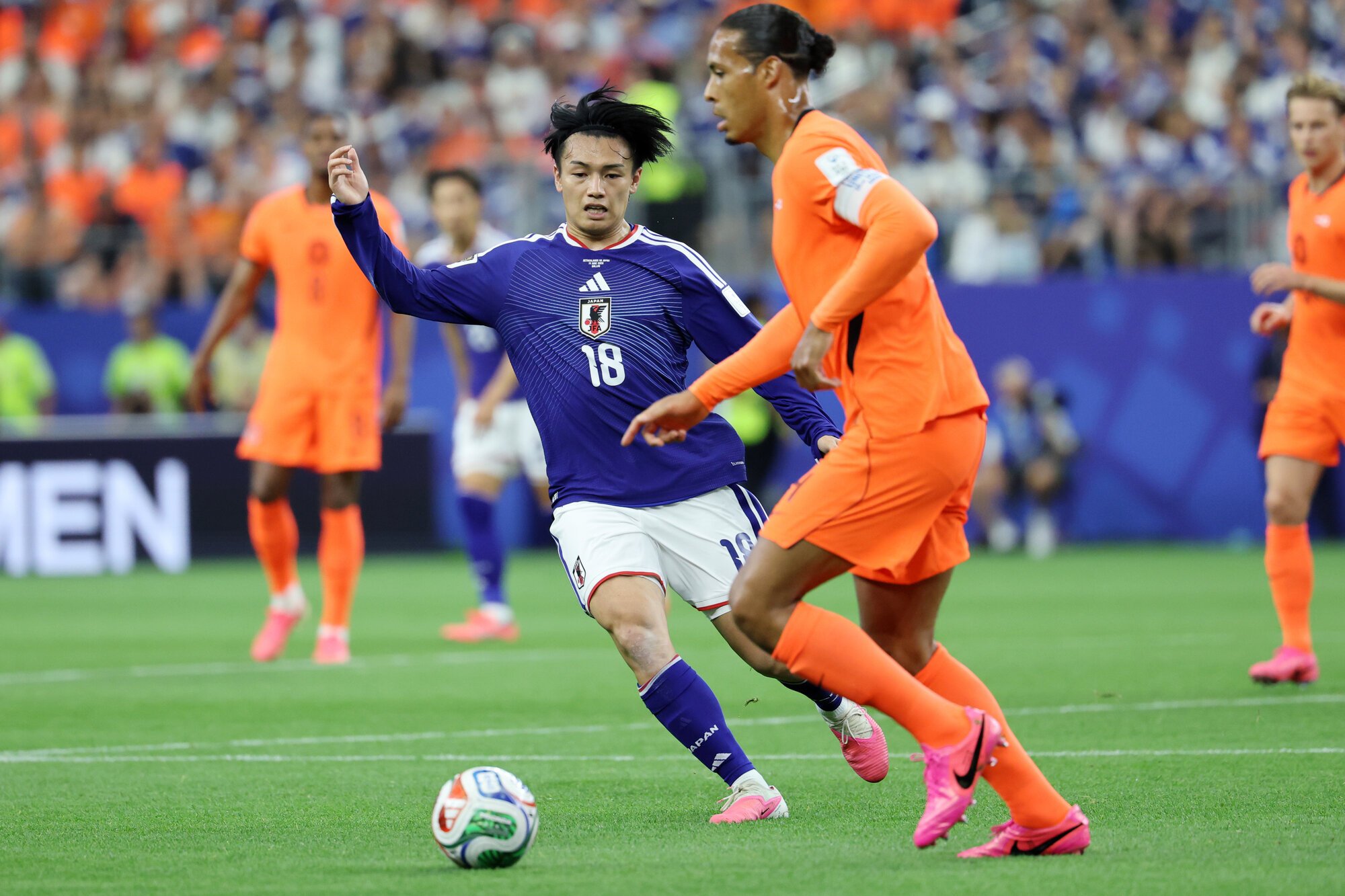 サッカーワールドカップ北中米大会　グループF　オランダ―日本　前半、ボールを追う上田綺世⑱。右はオランダのファンダイク＝内田光撮影