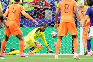 サッカーワールドカップ北中米大会　グループF　オランダ―日本　前半、オランダのシュートを防ぐGK鈴木彩艶＝内田光撮影
