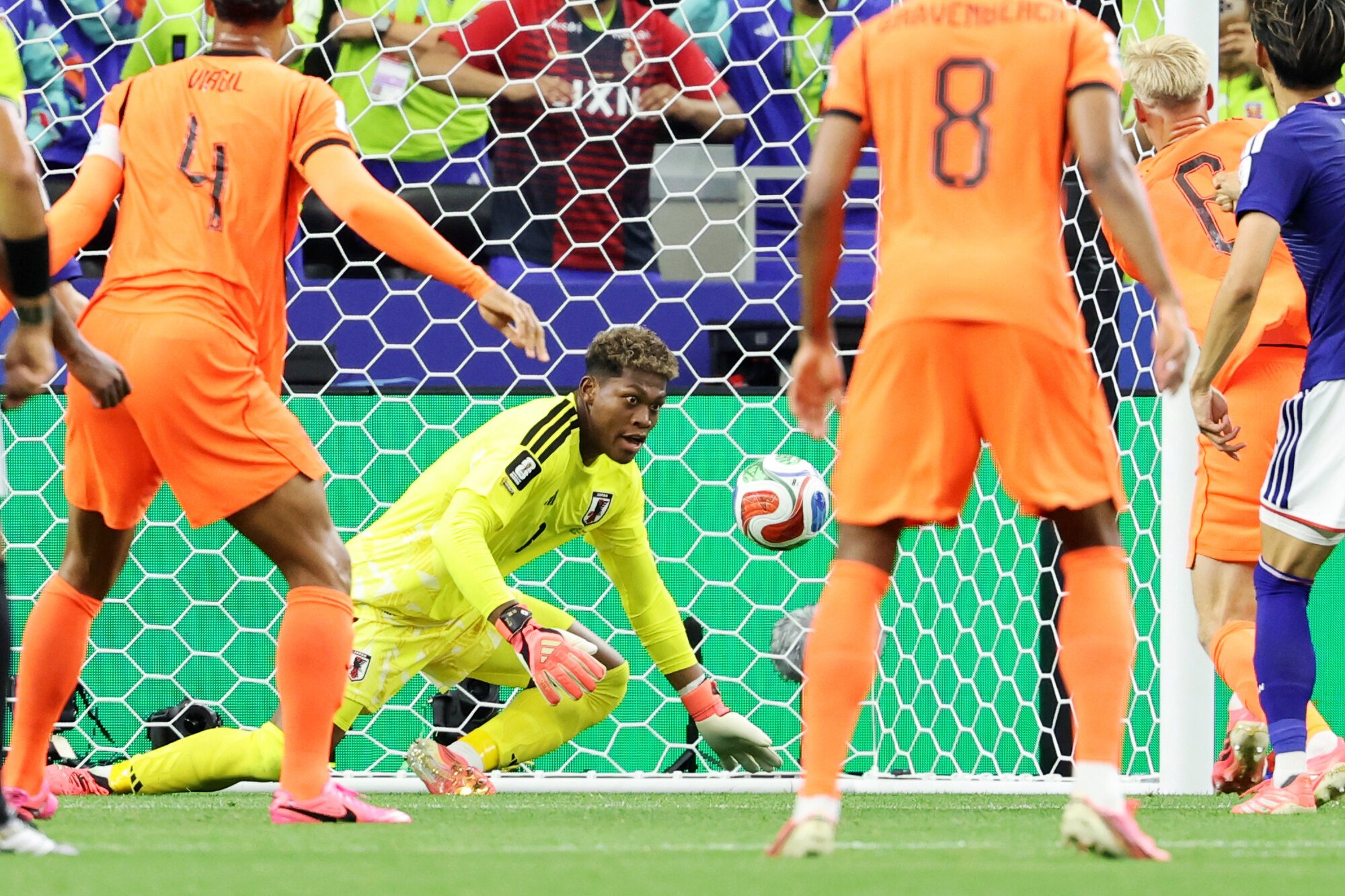 サッカーワールドカップ北中米大会　グループF　オランダ―日本　前半、オランダのシュートを防ぐGK鈴木彩艶＝内田光撮影