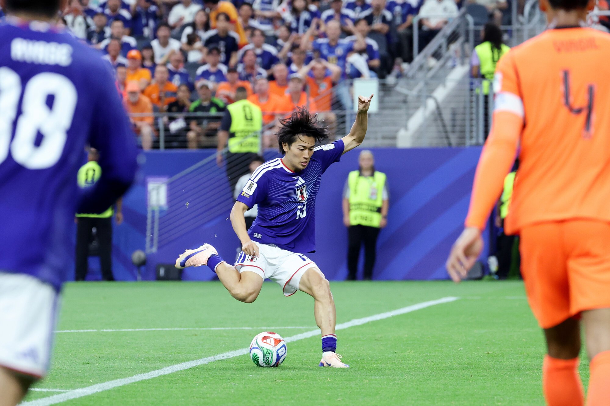 サッカーワールドカップ北中米大会　グループF　オランダ―日本　前半、敵陣に攻め込む中村敬斗⑬＝内田光撮影