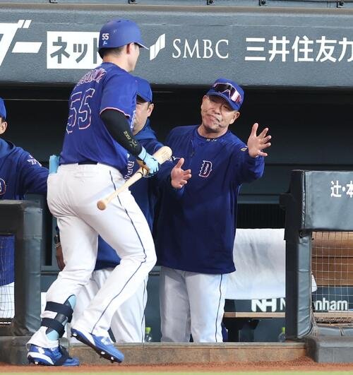 日本ハム対中日　7回表、2点本塁打を放った細川成也を出迎える井上一樹監督(撮影･黒川智章)