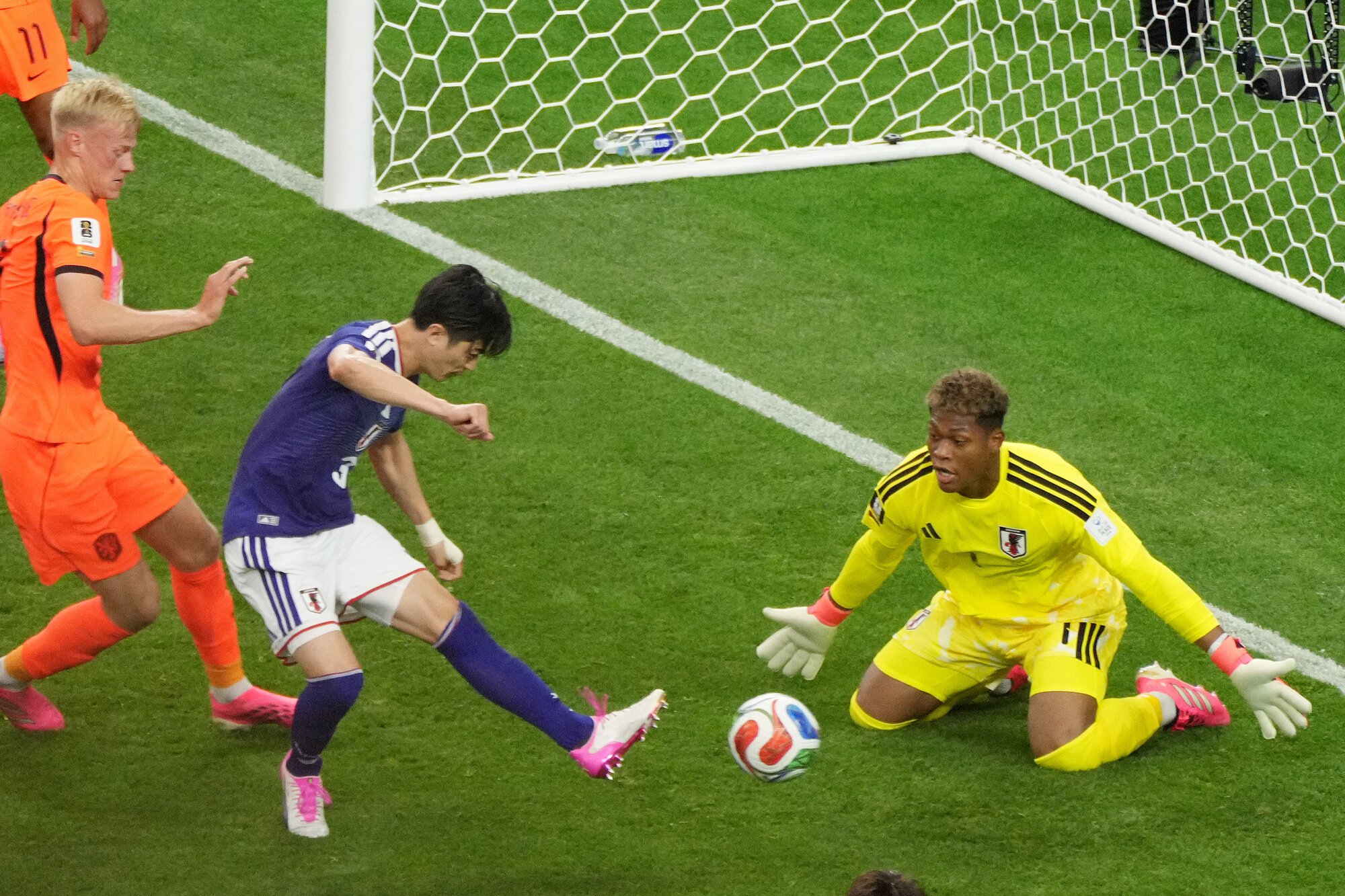 サッカーワールドカップ北中米大会　グループF　オランダ―日本　前半、GK鈴木彩艶(右)が防いだこぼれ球をクリアする谷口彰悟(中央)＝西岡臣撮影