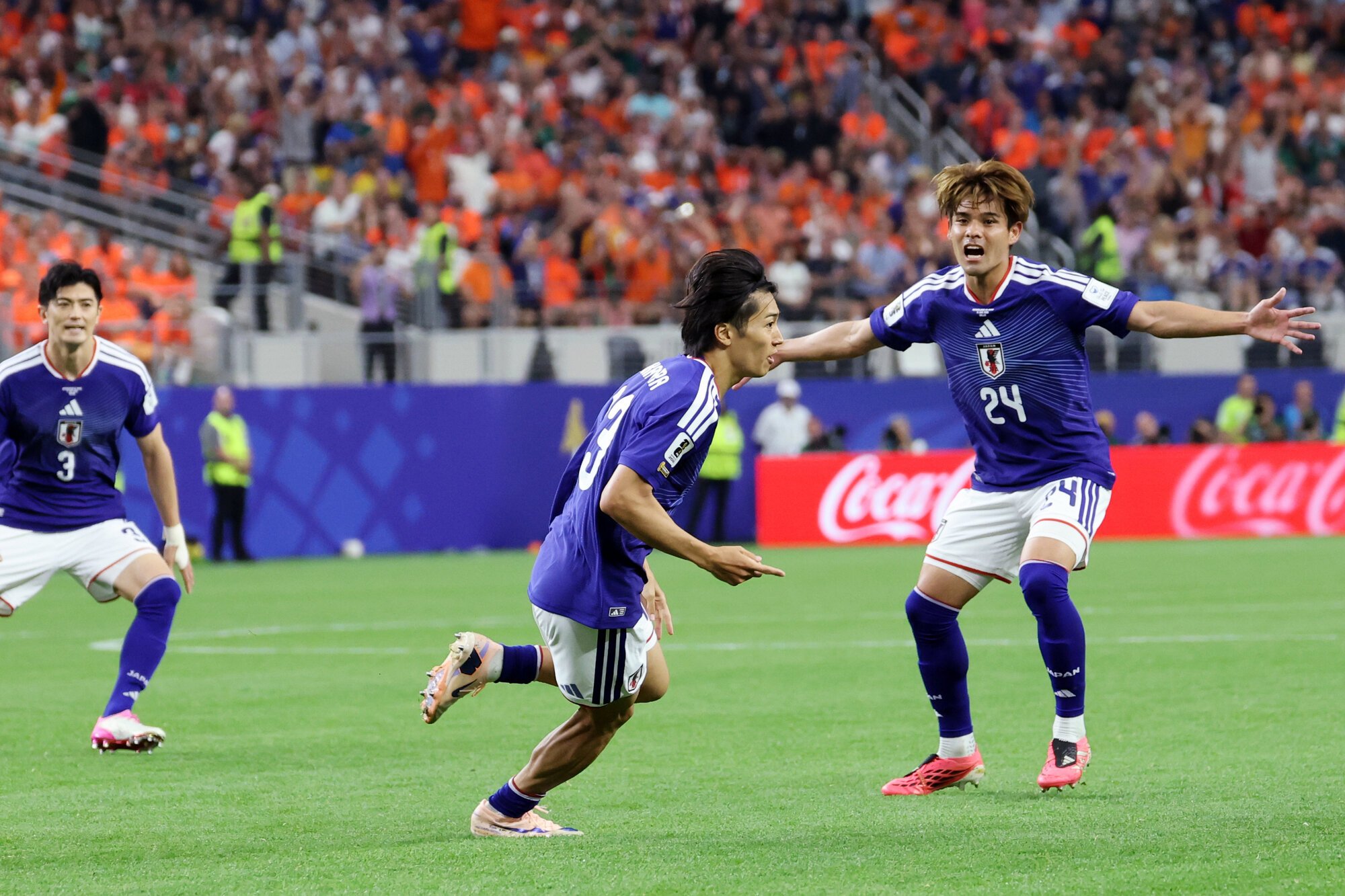 サッカーワールドカップ北中米大会　グループF　オランダ―日本　後半、中村敬斗は同点ゴールを決めて駆け出す＝内田光撮影
