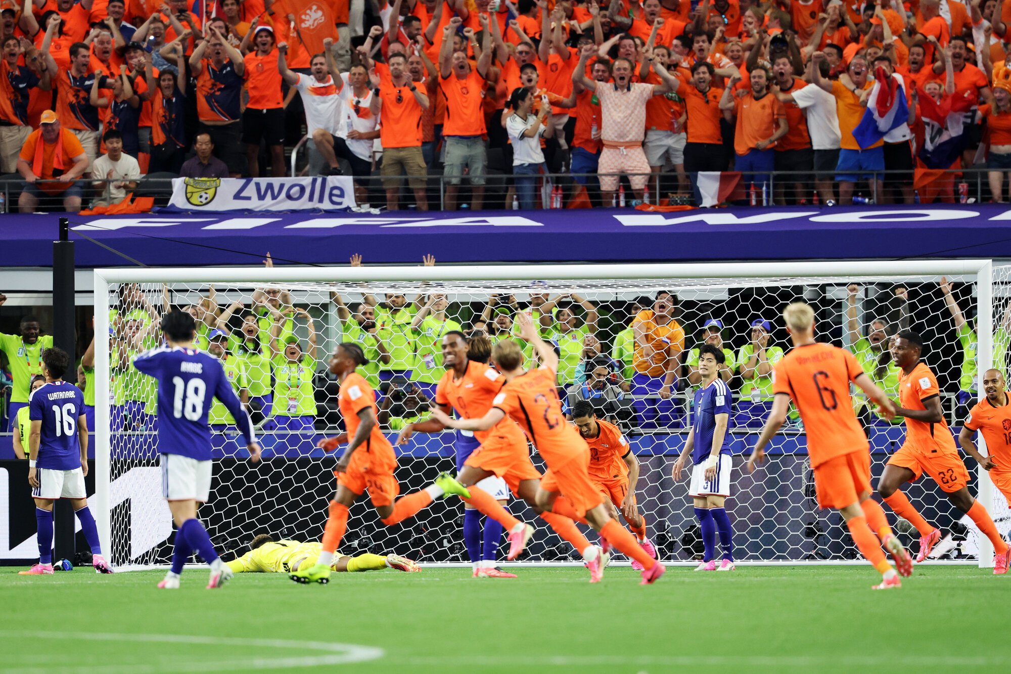 サッカーワールドカップ北中米大会　グループF　オランダ―日本　後半、オランダのシュメルビルに勝ち越しゴールを決められ呆然(ぼうぜん)とする谷口彰悟③ら＝内田光撮影