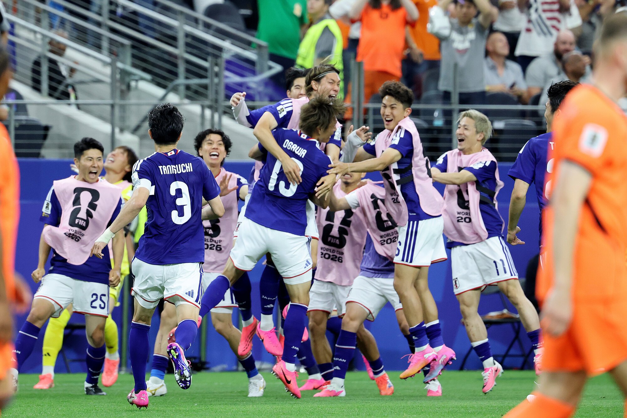 サッカーワールドカップ北中米大会　グループF　オランダ―日本　後半、同点ゴールにつながるシュートを放った小川航基⑲はベンチ前に駆け寄って喜ぶ＝内田光撮影