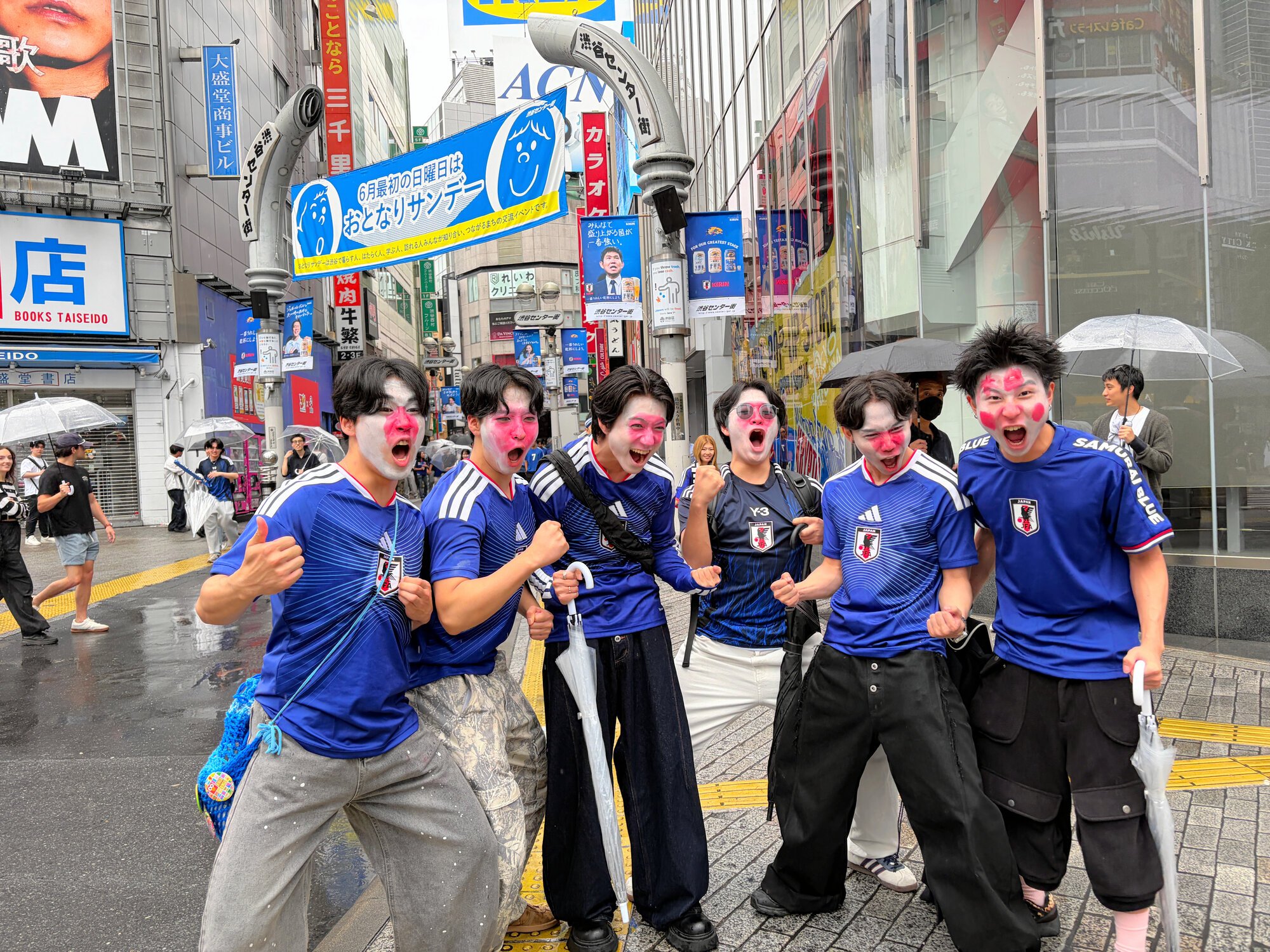 スポーツバーで観戦した後、街頭で盛り上がるサポーターたち=2026年6月15日午前7時0分、東京都渋谷区、榧場勇太撮影