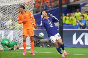 日本対オランダ　前半、シュートを決めきれず、悔しい表情を見せる上田綺世。左はオランダのファージル･ファンダイク(撮影･足立雅史)