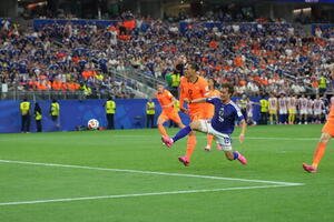 W杯北中米大会　1次リーグ　第1戦　日本対オランダ　後半、ゴール前に攻め込む小川航基(右)。左はオランダのファージル･ファンダイク(撮影･足立雅史)
