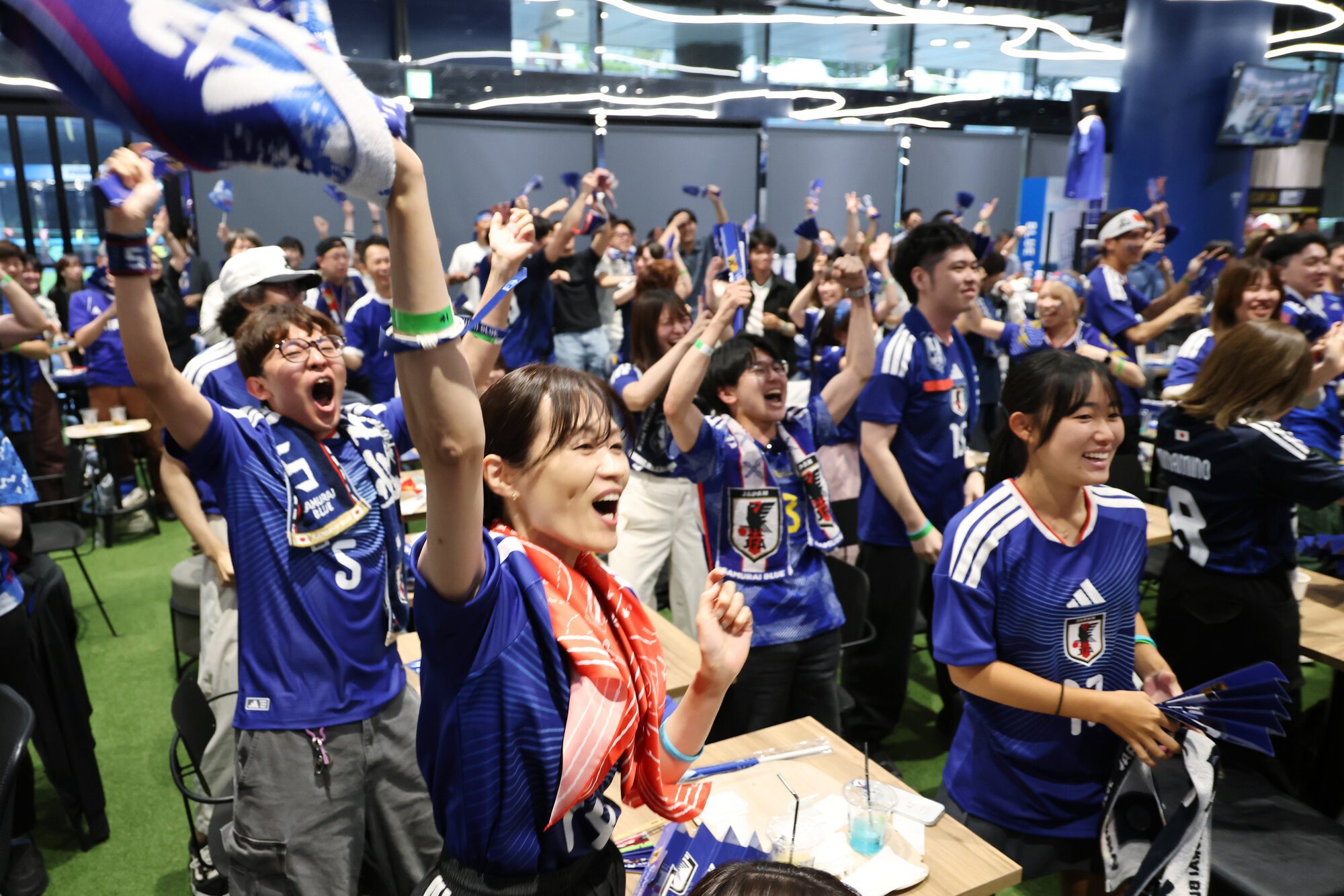 オランダ戦後半、日本代表の1点目のゴールに歓声を上げるサポーターら=2026年6月15日午前6時17分、東京都文京区、柴田悠貴撮影