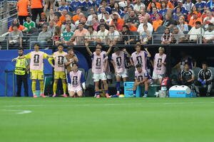 W杯北中米大会　1次リーグ　第1戦　日本対オランダ　前半、ベンチからピッチを見つめる長友(中央)ら日本代表の選手たち(撮影･足立雅史)