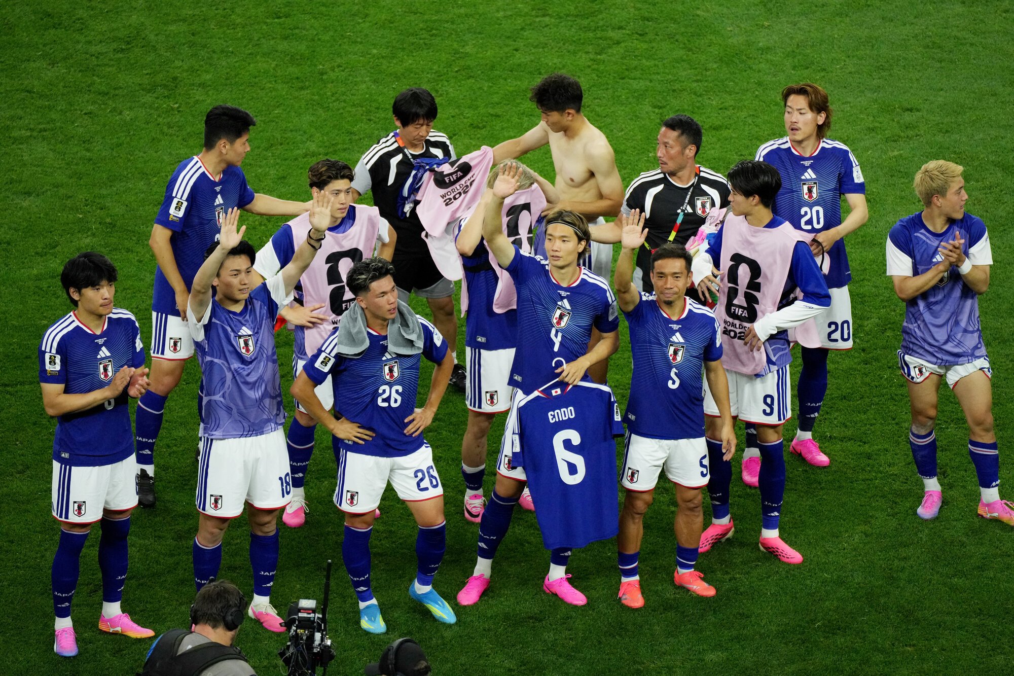 サッカーワールドカップ北中米大会　グループF　日本代表―オランダ代表　試合後、離脱した遠藤航のユニホームを手に観客の声援に応える板倉滉④ら＝西岡臣撮影