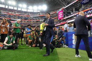 日本対オランダ　試合前、ピッチに入る森保一監督(撮影･足立雅史)