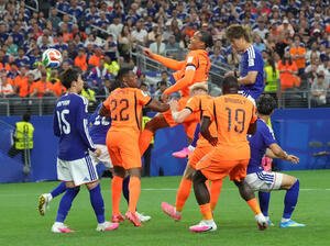 W杯北中米大会　1次リーグ　第1戦　日本対オランダ　後半、小川航基(右後方)のヘディングシュートが鎌田大地(左)に当たり、同点ゴールとなる(撮影･足立雅史)