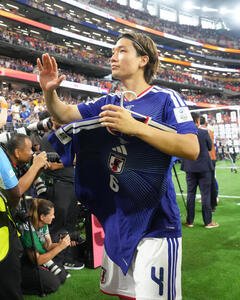 W杯北中米大会　1次リーグ　第1戦　日本対オランダ　試合後、遠藤航のユニホームを手にスタンドの声援に応える板倉滉(撮影･足立雅史)