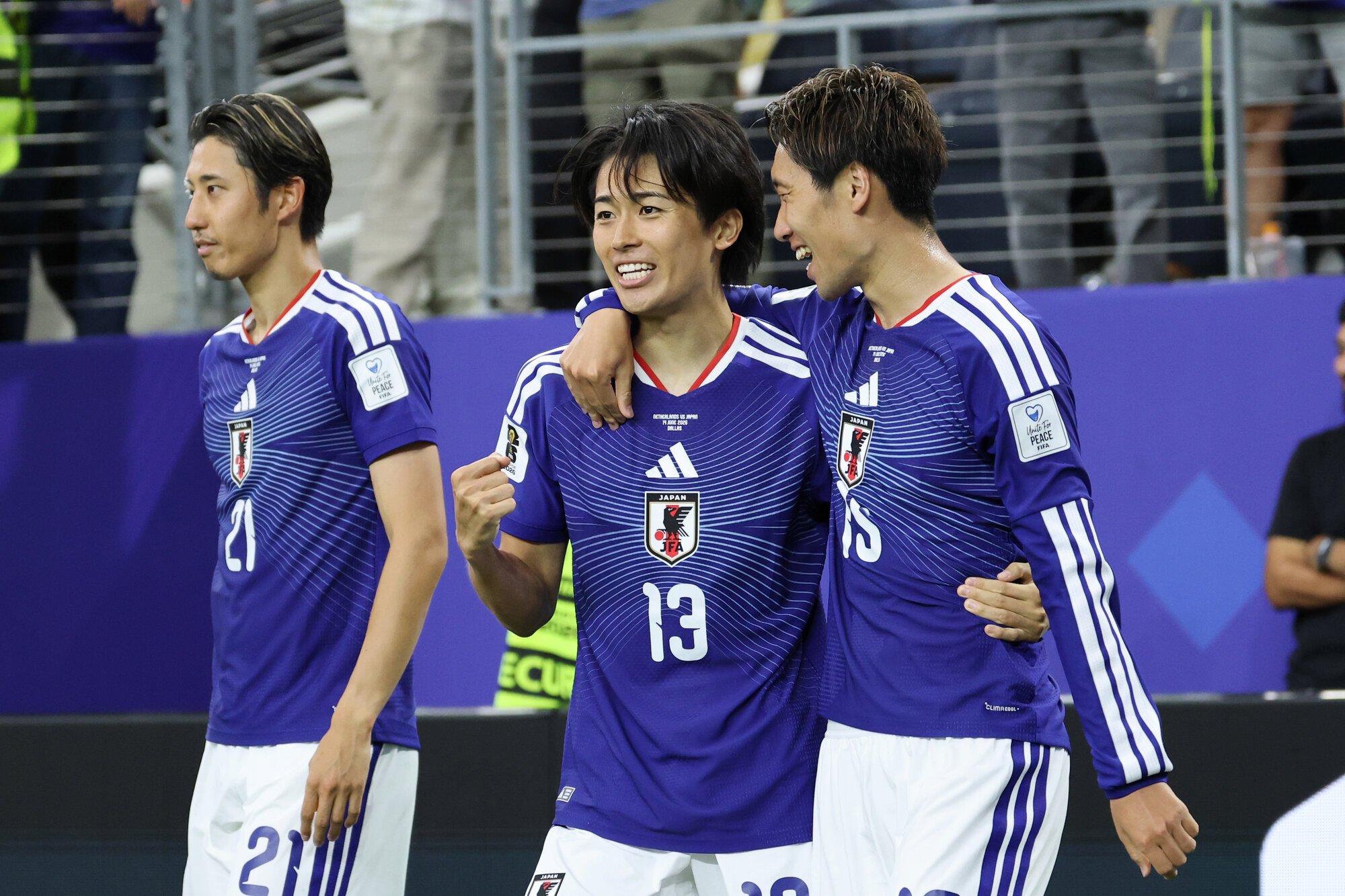 サッカーワールドカップ北中米大会　グループF　オランダ―日本　後半、中村敬斗は同点ゴールを決めて鎌田大地(右)と喜び合う＝内田光撮影
