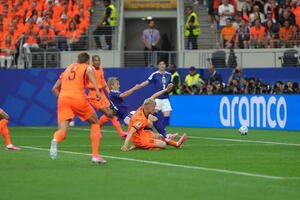 W杯北中米大会　1次リーグ　第1戦　日本対オランダ　前半、シュートを放つ前田大然(中央左)。同右はオランダのヤンパウル･ファンヘッケ(撮影･足立雅史)