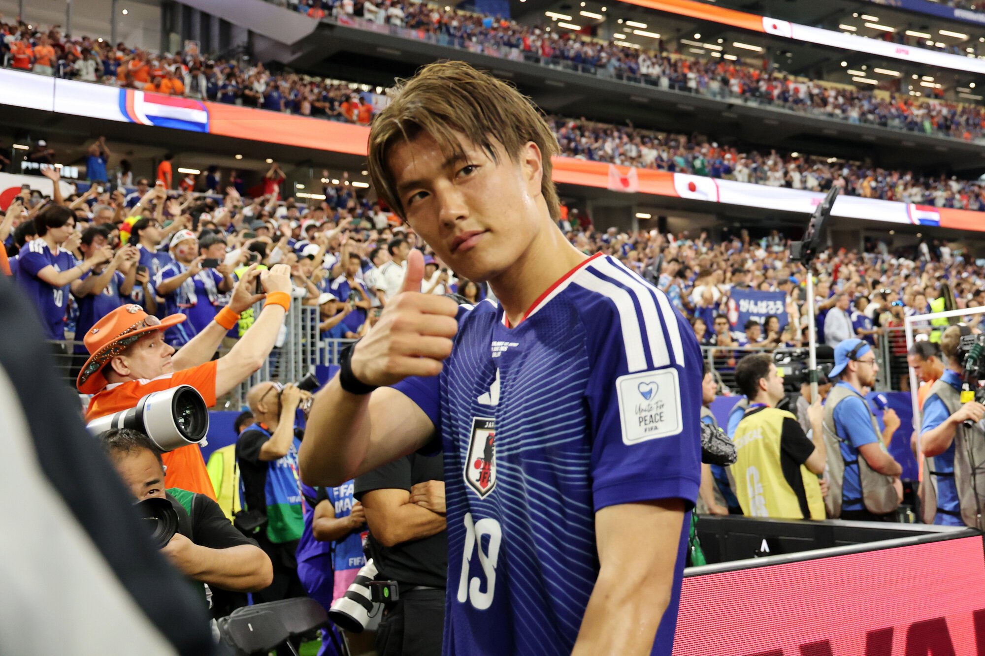 サッカーワールドカップ北中米大会　グループF　オランダ―日本　試合後、グーサインする小川航基＝内田光撮影