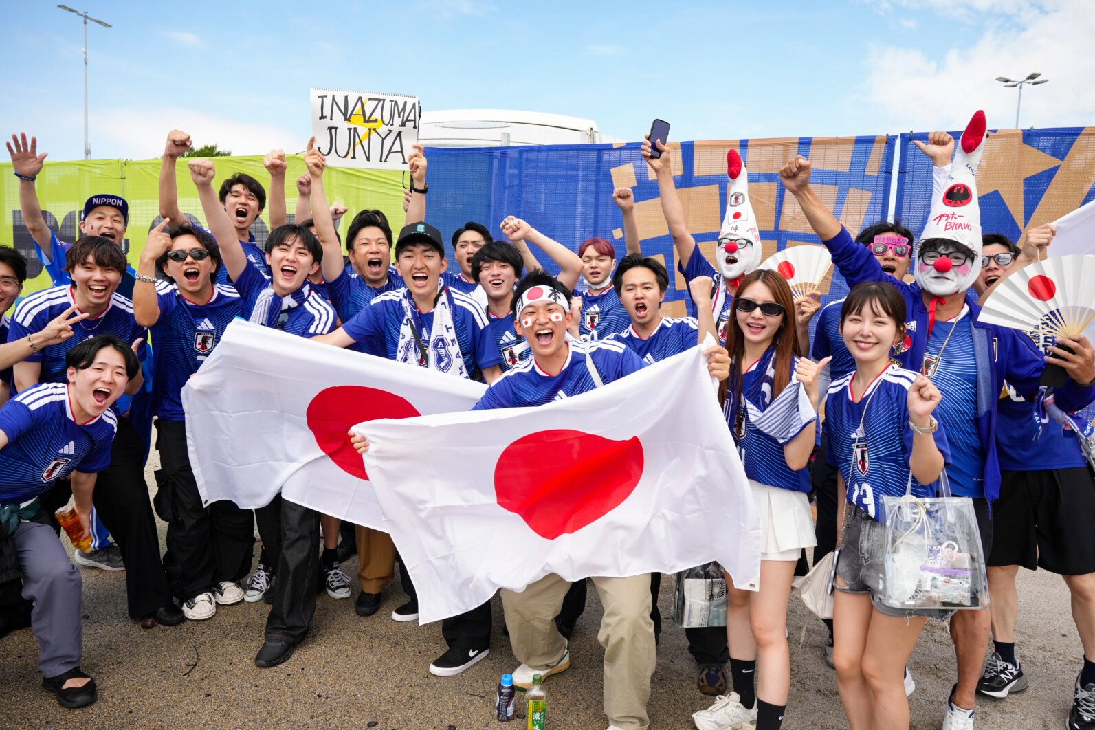 サッカーワールドカップ北中米大会　グループF　オランダ―日本　オランダ戦を前にスタジアムの前で盛り上がる日本のサポーター=2026年6月15日、米国･ダラス近郊、西岡臣撮影