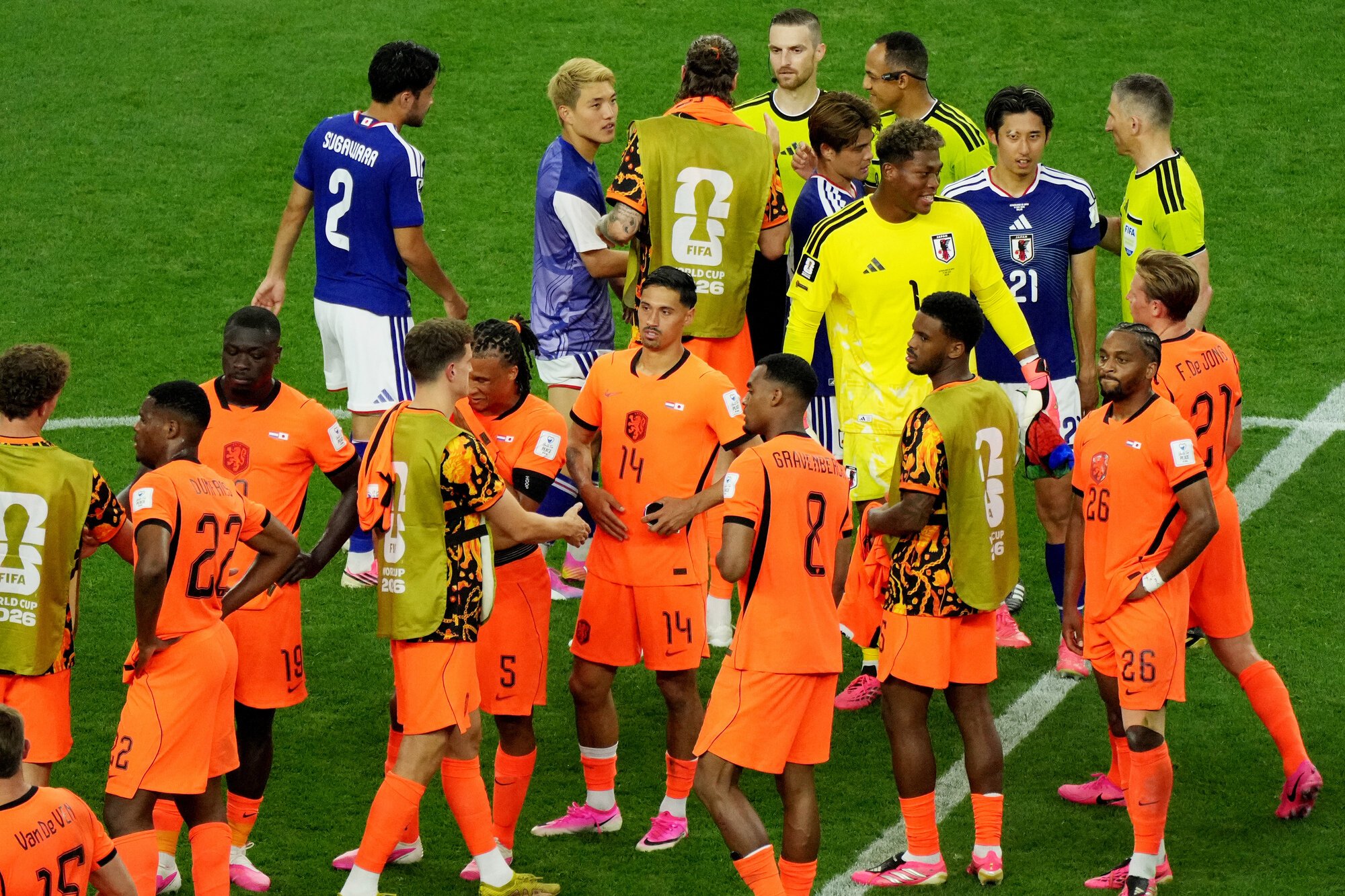 サッカーワールドカップ北中米大会　グループF　オランダ―日本　試合後、ねぎらい合う両チームの選手たち=内田光撮影