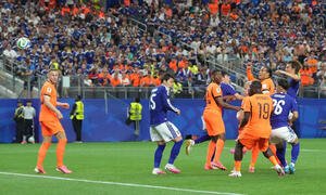 W杯北中米大会　1次リーグ　第1戦　日本対オランダ　後半、小川航基(右端)のヘディングシュートが鎌田大地(左から2人目)に当たり、同点ゴールとなる(撮影･足立雅史)