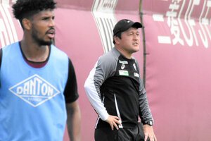 今季はヴィッセル神戸のコーチを務めていた秋葉忠宏氏(右)=2026年6月3日、神戸市