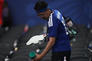 オランダ戦後、スタジアムを清掃する日本のサポーター(AP)