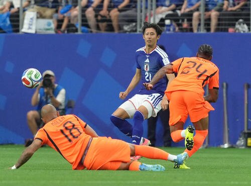 日本対オランダ　前半、パスを受ける伊藤洋輝(中央)(撮影･足立雅史)