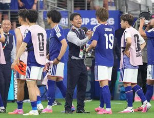 W杯北中米大会　1次リーグ　第1戦　日本対オランダ　試合後、オランダに引き分け、小川航基(左から6人目)ら選手たちを迎える森保一監督(同5人目)(撮影･足立雅史)＝2026年6月14日