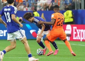 日本対オランダ　後半、オランダ･デンゼル･ドゥムフリス(右)との接触で負傷する久保建英(撮影･足立雅史)