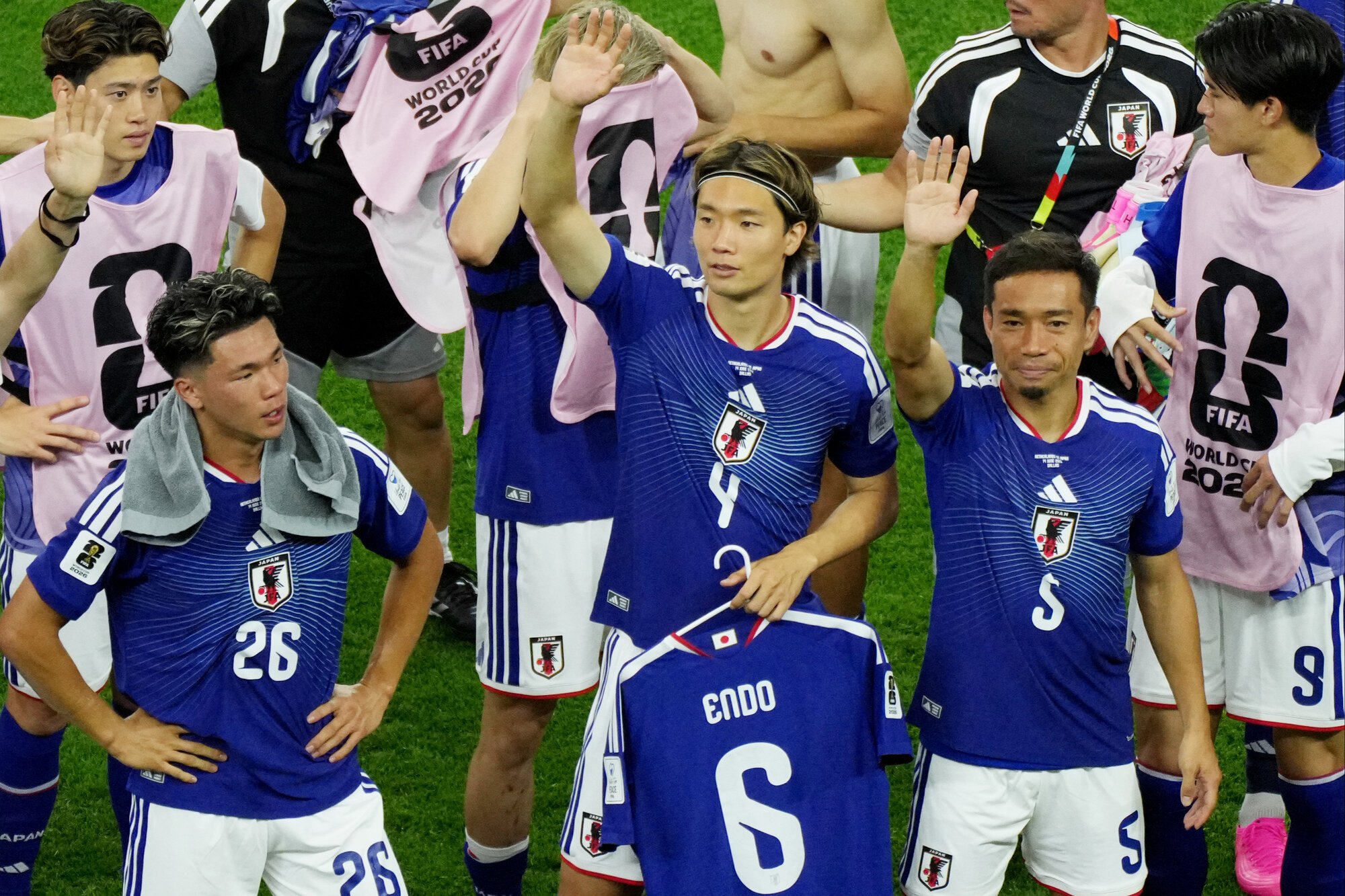 サッカーワールドカップ北中米大会　グループF　日本代表―オランダ代表　試合後、離脱した遠藤航のユニホームを手に観客の声援に応える板倉滉④ら＝西岡臣撮影