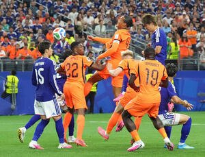 W杯北中米大会　1次リーグ　第1戦　日本対オランダ　後半、小川航基(右後方)のヘディングシュートが鎌田大地(左)に当たり、同点ゴールとなる(撮影･足立雅史)