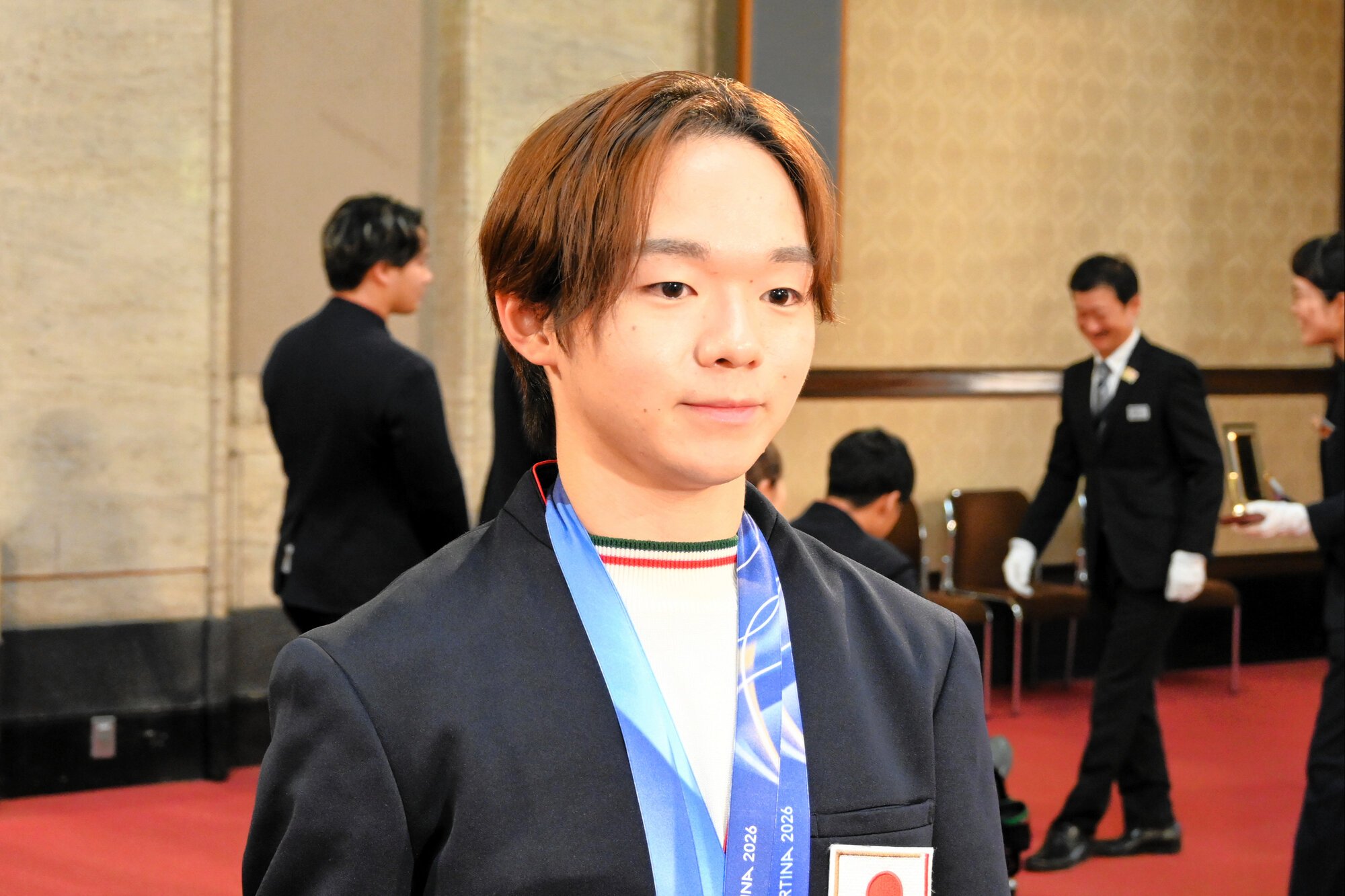 報道陣の取材に応じた鍵山優真選手=愛知県庁