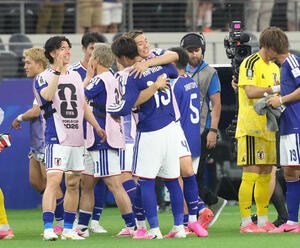 W杯北中米大会　1次リーグ　第1戦　日本対オランダ　試合後、オランダに引き分け、同点ゴールの鎌田大地(中央手前)と抱き合う板倉滉(撮影･足立雅史)
