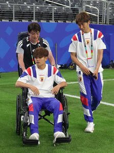 W杯北中米大会　1次リーグ　第1戦　日本対オランダ　試合後、車いすでスタジアムを後にする久保建英(左手前)。右は鎌田大地(撮影･足立雅史)