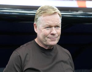 日本対オランダ　試合前、ベンチ前に立つオランダのロナルド･クーマン監督(撮影･足立雅史)