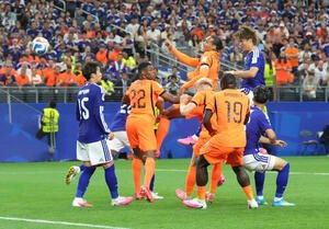 W杯北中米大会　1次リーグ　第1戦　日本対オランダ　後半、小川航基(右後方)のヘディングシュートが鎌田大地(左)に当たり、同点ゴールとなる(撮影･足立雅史)