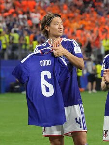 W杯北中米大会　1次リーグ　第1戦　日本対オランダ　試合後、遠藤航のユニホームを手にあいさつする板倉滉(撮影･足立雅史)
