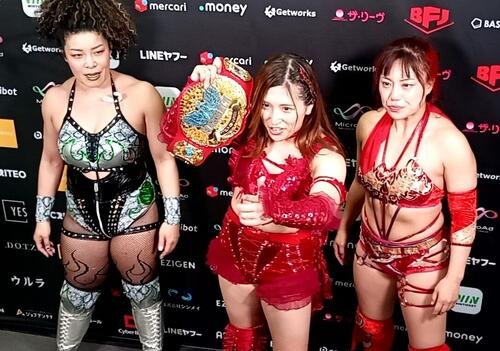 ナイトシェイドとのワールド王座防衛戦前、最後の前哨戦に勝利した青野未来(中央)とZONES(左)、高瀬みゆき
